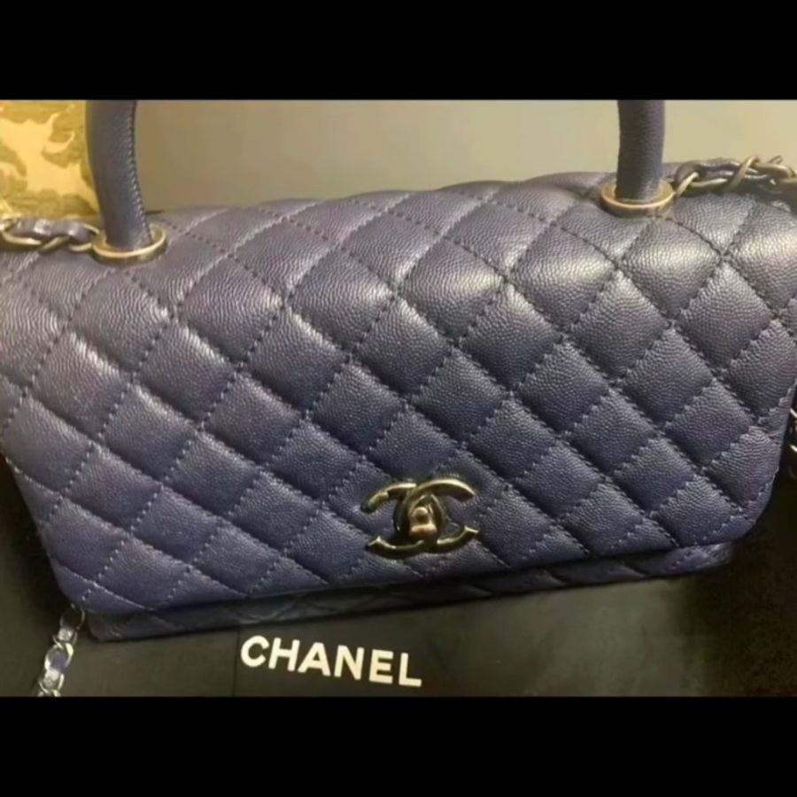 【近新大全套】Chanel Coco Handle 28cm 海軍藍銀扣 22開 荔枝皮手提斜背包（含保卡/原廠盒/山茶花/緞帶/鏈條保護布/擦包布與說明書/查碼圖）-6