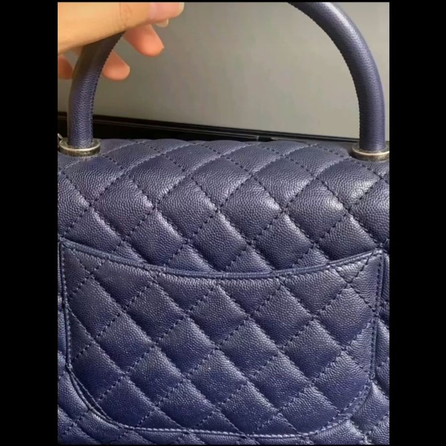 【近新大全套】Chanel Coco Handle 28cm 海軍藍銀扣 22開 荔枝皮手提斜背包（含保卡/原廠盒/山茶花/緞帶/鏈條保護布/擦包布與說明書/查碼圖）-9
