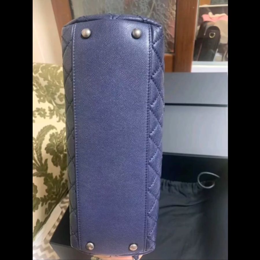 【近新大全套】Chanel Coco Handle 28cm 海軍藍銀扣 22開 荔枝皮手提斜背包（含保卡/原廠盒/山茶花/緞帶/鏈條保護布/擦包布與說明書/查碼圖）-10