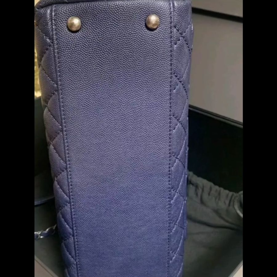 【近新大全套】Chanel Coco Handle 28cm 海軍藍銀扣 22開 荔枝皮手提斜背包（含保卡/原廠盒/山茶花/緞帶/鏈條保護布/擦包布與說明書/查碼圖）-11