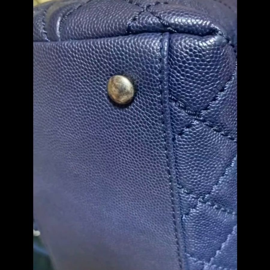 【近新大全套】Chanel Coco Handle 28cm 海軍藍銀扣 22開 荔枝皮手提斜背包（含保卡/原廠盒/山茶花/緞帶/鏈條保護布/擦包布與說明書/查碼圖）-12