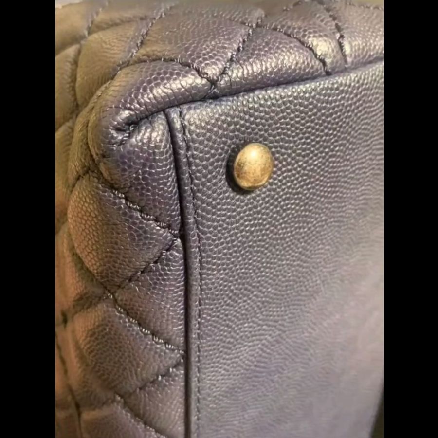 【近新大全套】Chanel Coco Handle 28cm 海軍藍銀扣 22開 荔枝皮手提斜背包（含保卡/原廠盒/山茶花/緞帶/鏈條保護布/擦包布與說明書/查碼圖）-13