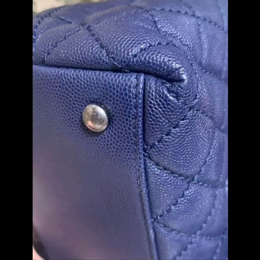 【近新大全套】Chanel Coco Handle 28cm 海軍藍銀扣 22開 荔枝皮手提斜背包（含保卡/原廠盒/山茶花/緞帶/鏈條保護布/擦包布與說明書/查碼圖）-15