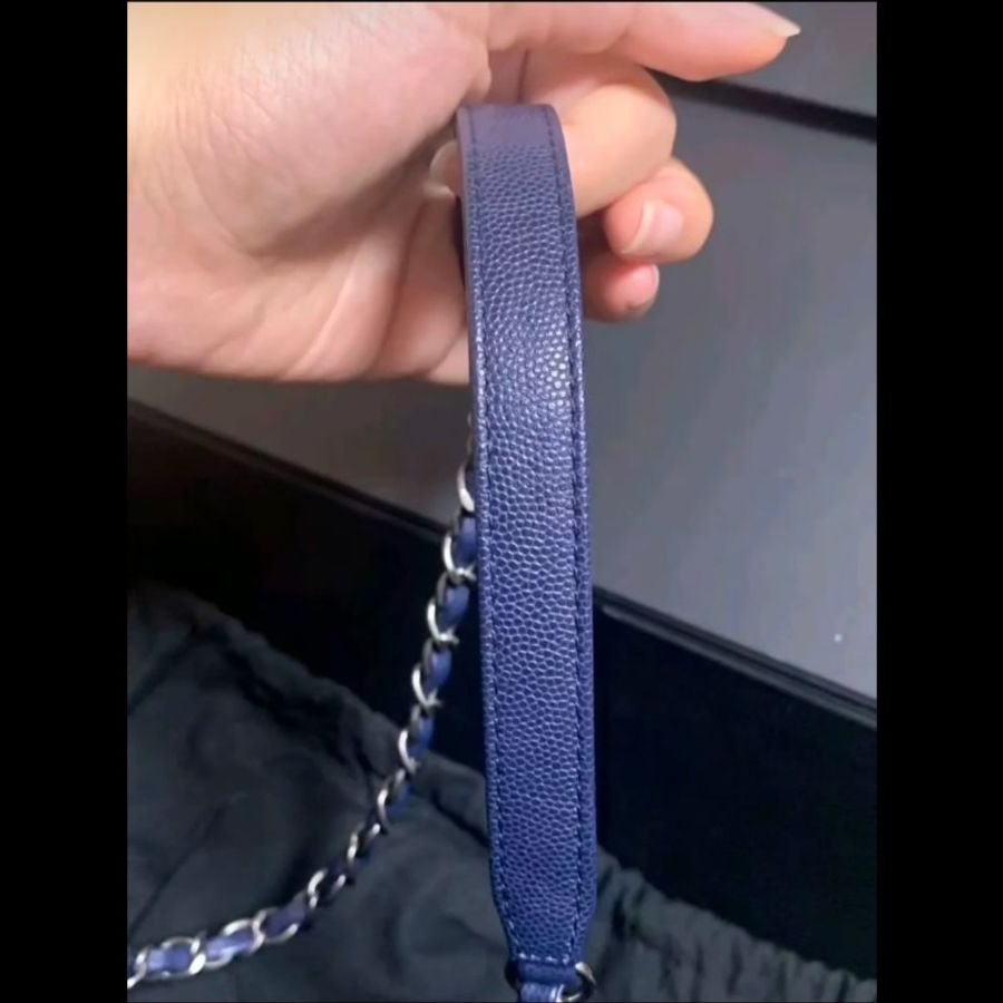 【近新大全套】Chanel Coco Handle 28cm 海軍藍銀扣 22開 荔枝皮手提斜背包（含保卡/原廠盒/山茶花/緞帶/鏈條保護布/擦包布與說明書/查碼圖）-18