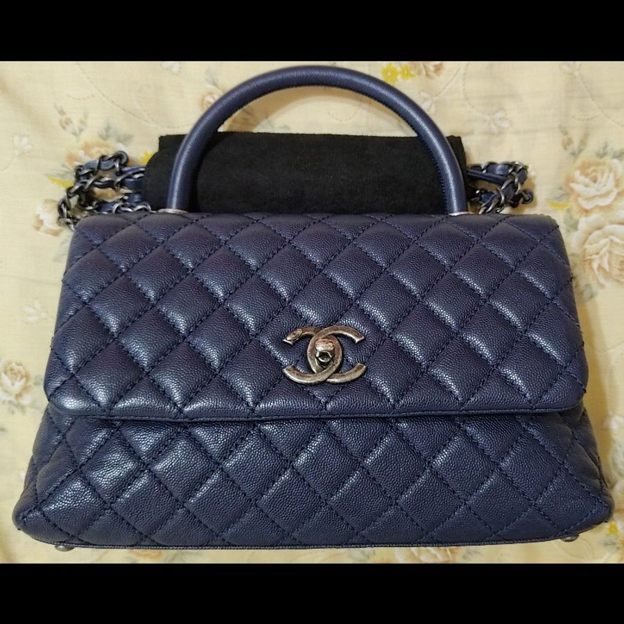 【近新大全套】Chanel Coco Handle 28cm 海軍藍銀扣 22開 荔枝皮手提斜背包（含保卡/原廠盒/山茶花/緞帶/鏈條保護布/擦包布與說明書/查碼圖）-20