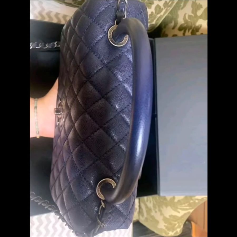 【近新大全套】Chanel Coco Handle 28cm 海軍藍銀扣 22開 荔枝皮手提斜背包（含保卡/原廠盒/山茶花/緞帶/鏈條保護布/擦包布與說明書/查碼圖）-2
