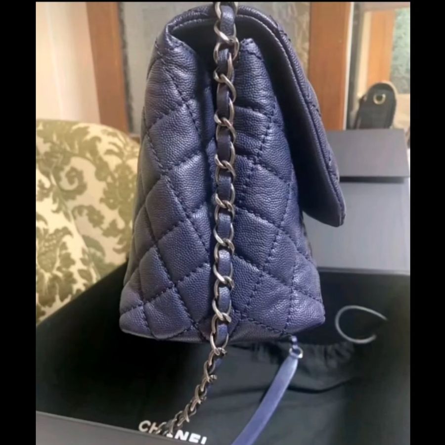 【近新大全套】Chanel Coco Handle 28cm 海軍藍銀扣 22開 荔枝皮手提斜背包（含保卡/原廠盒/山茶花/緞帶/鏈條保護布/擦包布與說明書/查碼圖）-4