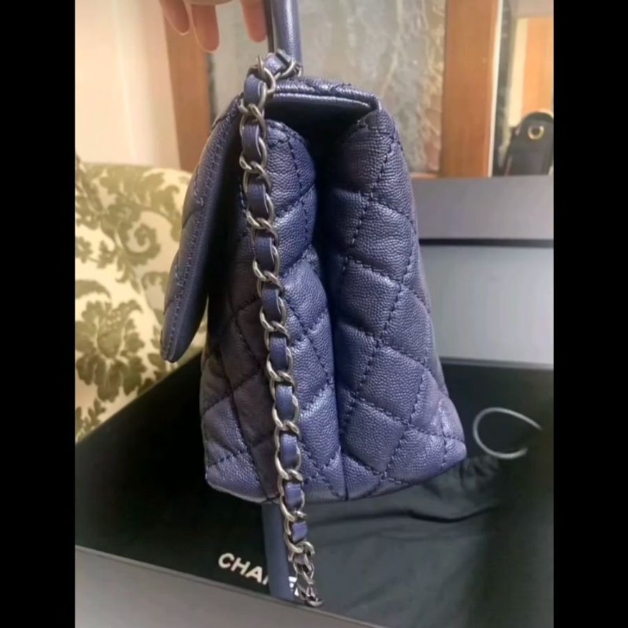 【近新大全套】Chanel Coco Handle 28cm 海軍藍銀扣 22開 荔枝皮手提斜背包（含保卡/原廠盒/山茶花/緞帶/鏈條保護布/擦包布與說明書/查碼圖）-5