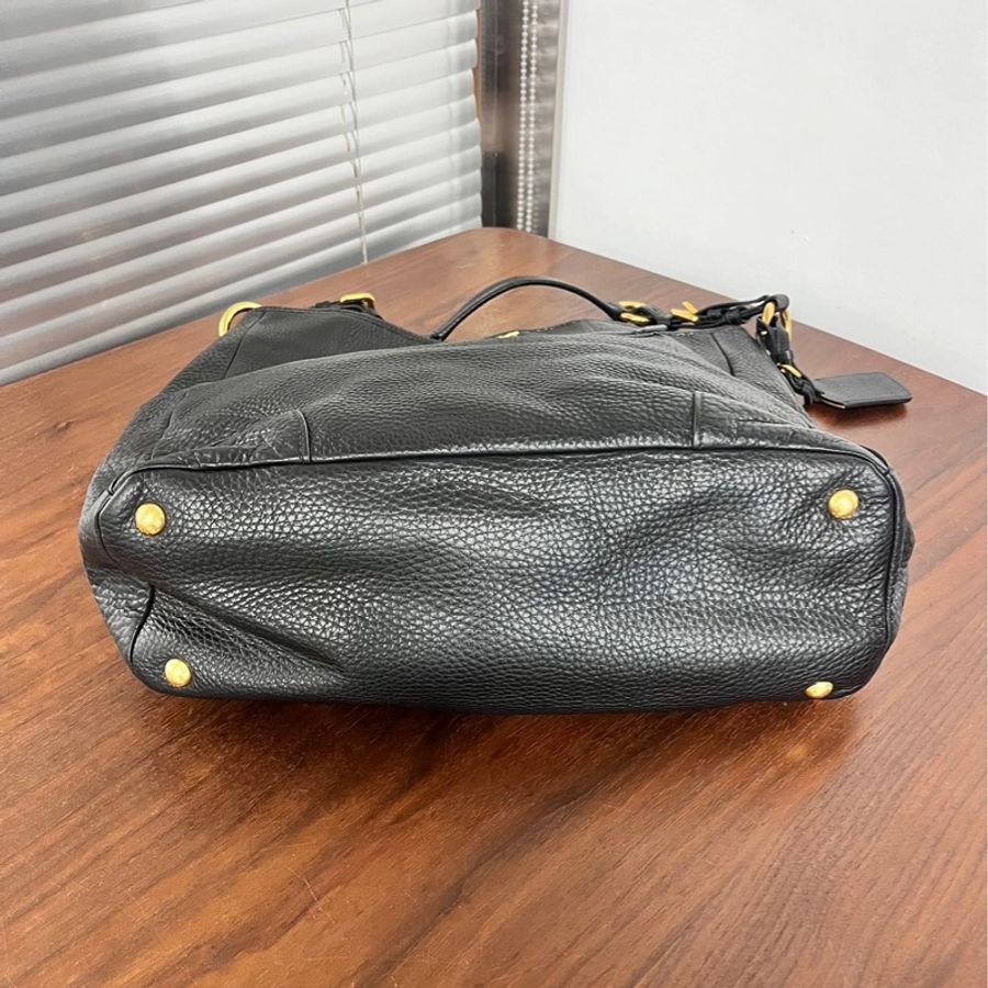 Prada • 經典黑金荔枝牛皮Hobo包-5