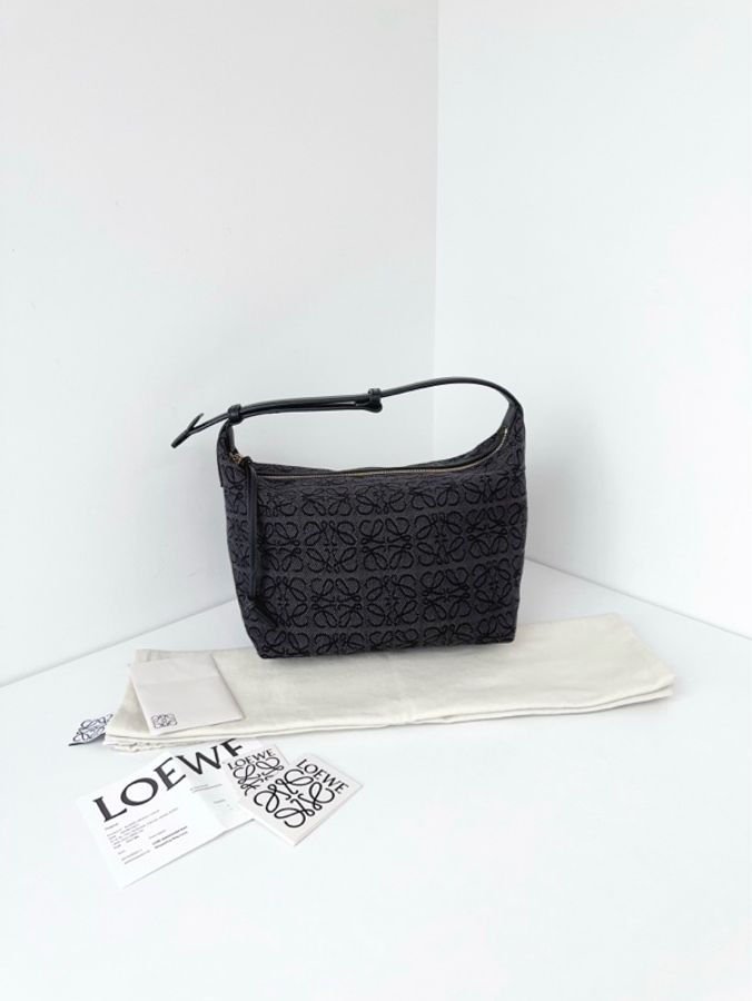 ✨Loewe羅意威|黑色大花cubi飯盒包 經典壓紋 肩帶牛皮|99新-2