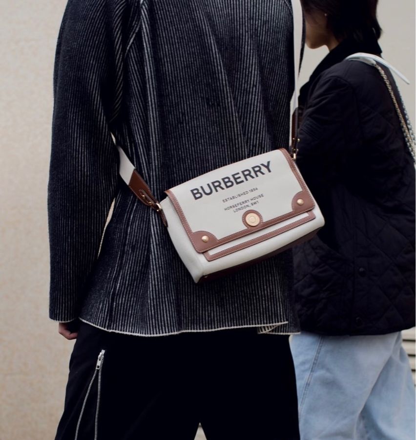 ✨Burberry|Horseferry Note 帆布拼棕皮郵差包 新款寬肩帶 橫版|全新有膜有吊牌-1