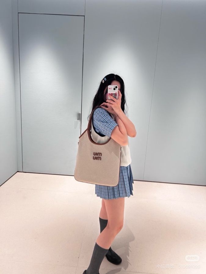 #官網約6萬4 Miu Miu 明星單品 IVY托特包-5