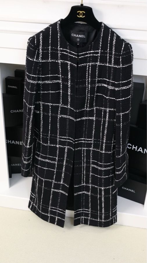 Chanel 23A达喀尔高级手工坊系列黑白格纹长款外套-3