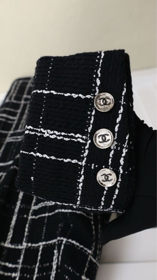Chanel 23A达喀尔高级手工坊系列黑白格纹长款外套-8