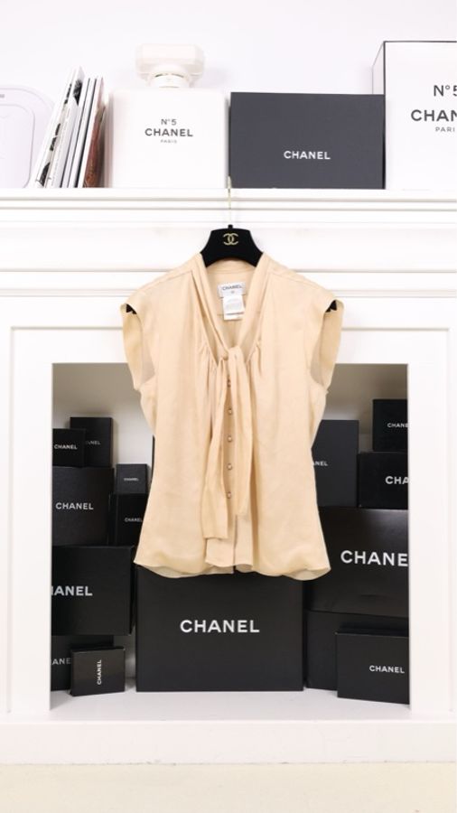 Chanel 04年香槟色珍珠扣背心上衣-0