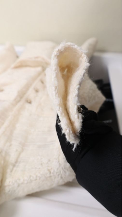 Chanel 06年琉璃扣秋冬高级手工坊系列秀款象牙白真丝混纺立领四口袋外套-15