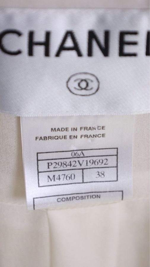 Chanel 06年琉璃扣秋冬高级手工坊系列秀款象牙白真丝混纺立领四口袋外套-26