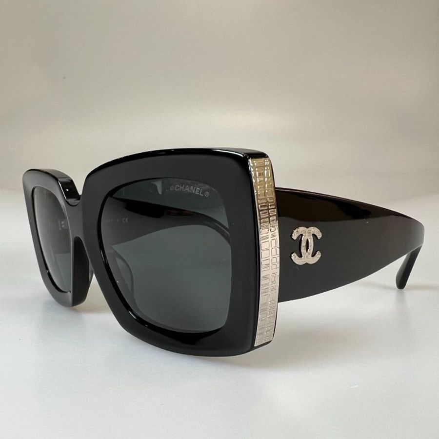 CHANEL  銀LOGO黑粗框墨鏡-1