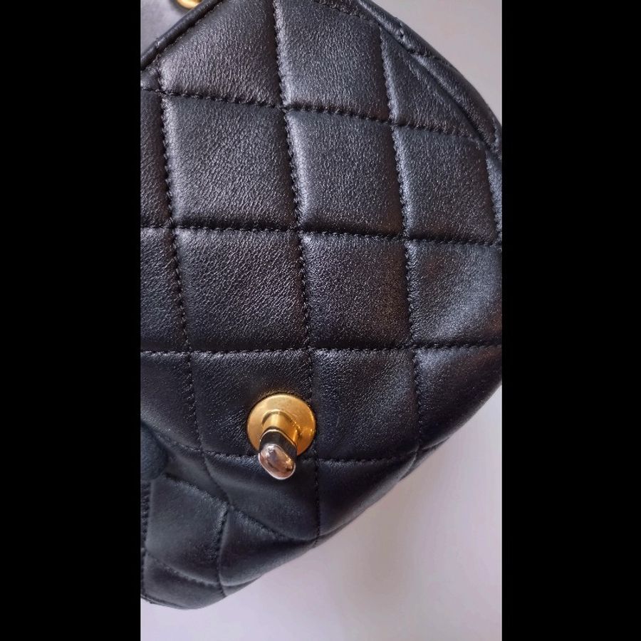 Chanel 特殊款黑白琺瑯字母鍊帶黑皮菱格口蓋包 20-18