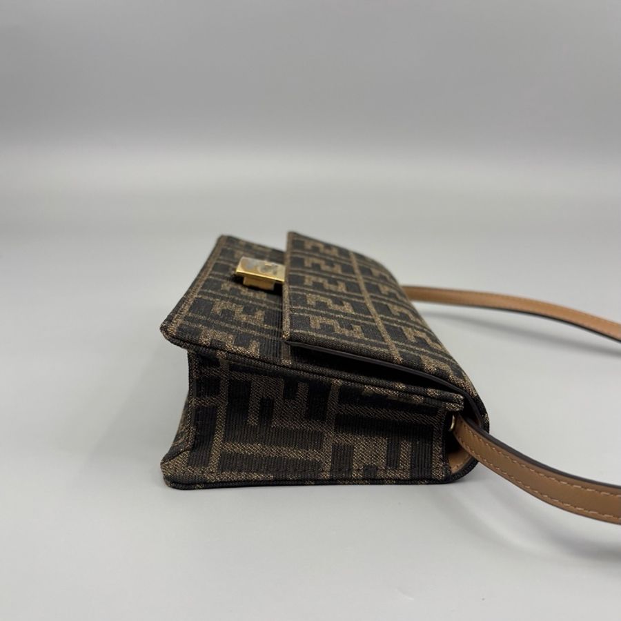 Fendi 芬迪 Baguette老花法棍Woc單肩斜挎包 尺寸21*11-4