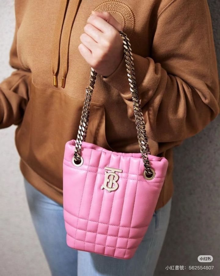 Burberry Lola 羔羊皮小水桶-0