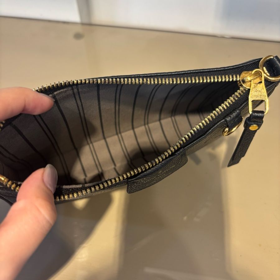 LV 黑牛皮壓紋EasyPouchOnStrap肩斜背包M80349-7