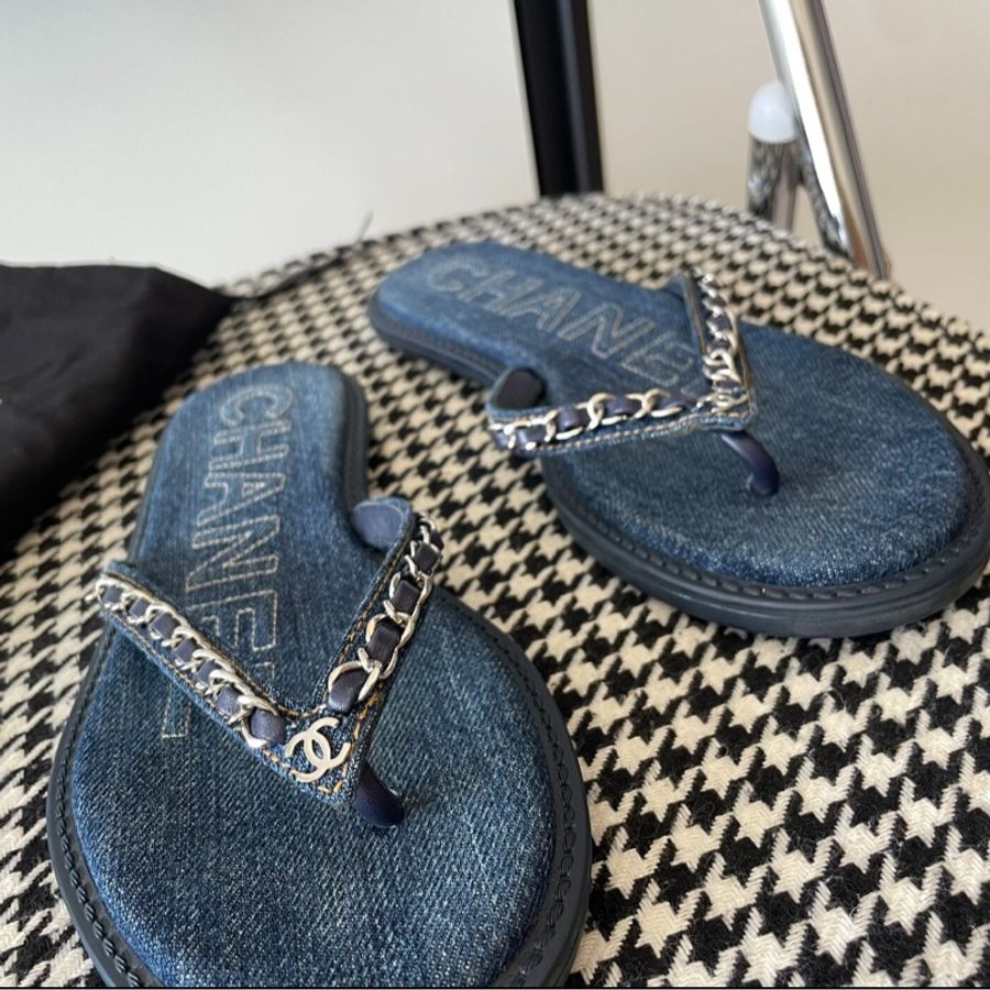 【顯白涼快💙🩵全網稀有‼️】Chanel 2020 SS春夏 牛仔拼接皮金屬鏈 人字拖-3