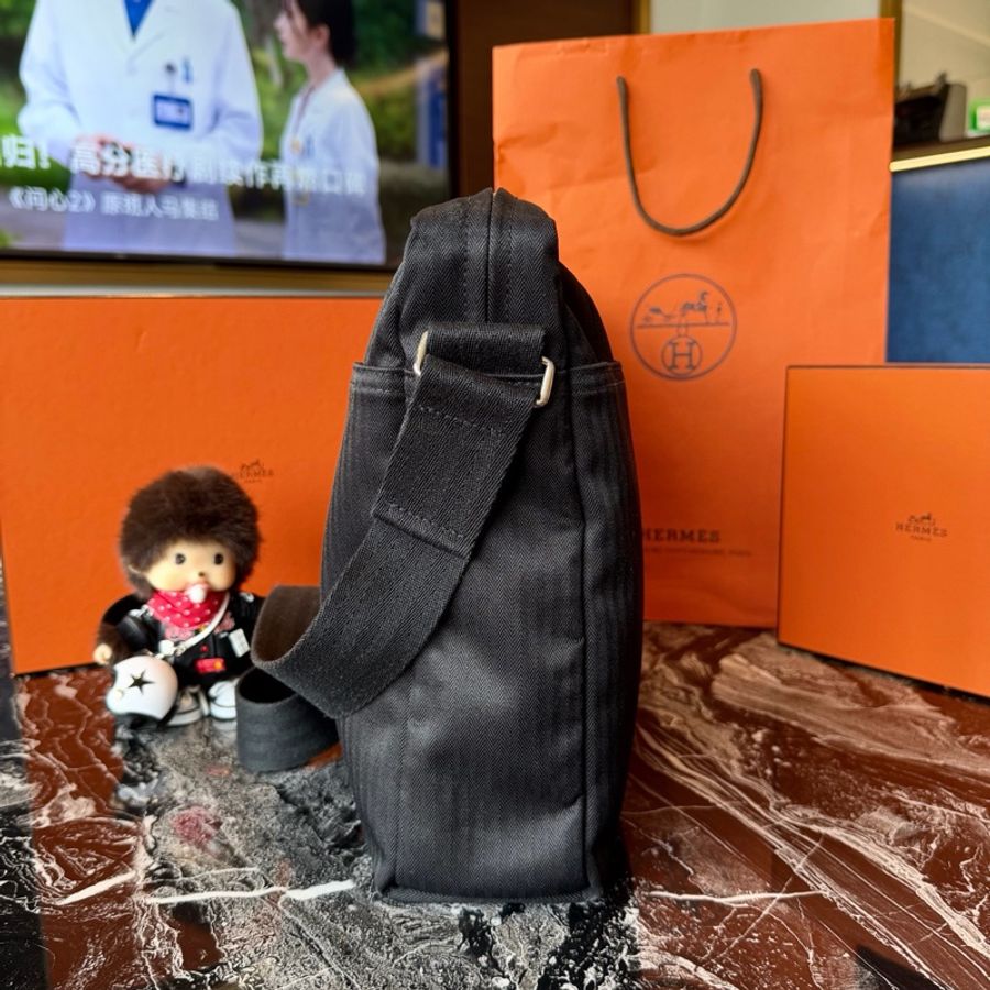 Hermes 愛馬仕 黑色帆布斜挎包 單肩斜 37*7*28-2