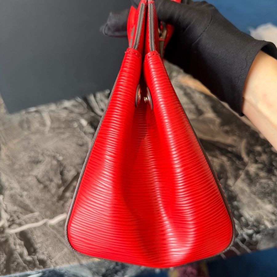 Louis Vuitton 路易威登 marly水波紋紅色手提斜挎包 經典水波紋設計 內里紅色 配肩帶 可手提可斜挎 尺寸:26*19*12-5