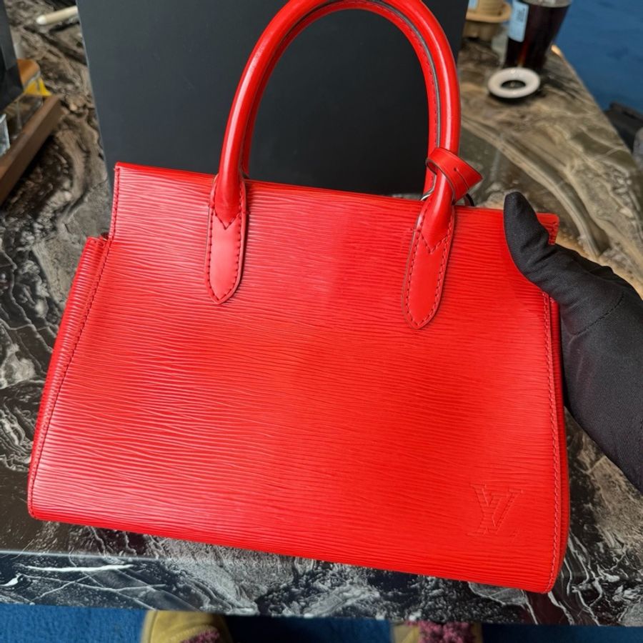 Louis Vuitton 路易威登 marly水波紋紅色手提斜挎包 經典水波紋設計 內里紅色 配肩帶 可手提可斜挎 尺寸:26*19*12-7