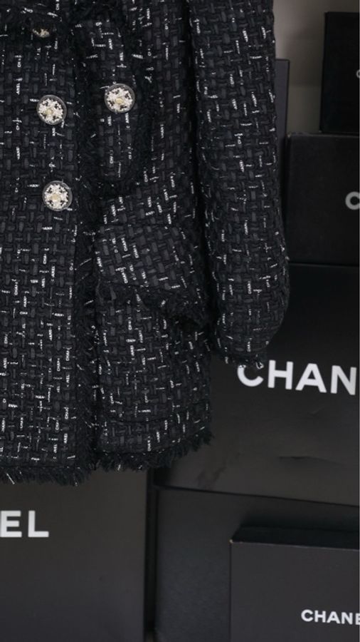 Chanel 13年凡尔赛宫系列黑白编织双排镂空扣上衣外套-21
