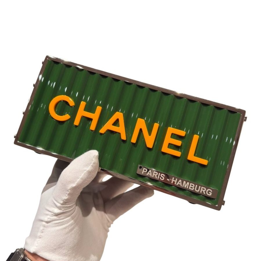 Chanel香奈兒限量秀款集裝箱鏈條包-9