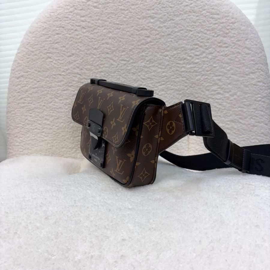 LV原花黑牛皮磁吸下蓋 S lock 手提胸口包-9