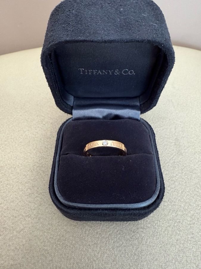 Tiffany蒂芙尼 經典系列18K玫瑰金窄版三鑽戒指 50號圈口 小U-0