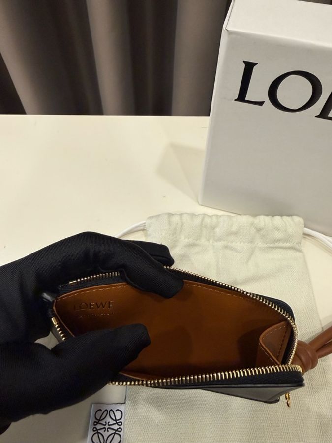 （全新閒置未用）Loewe羅威Pebble燙印金字logo四卡零錢包-7