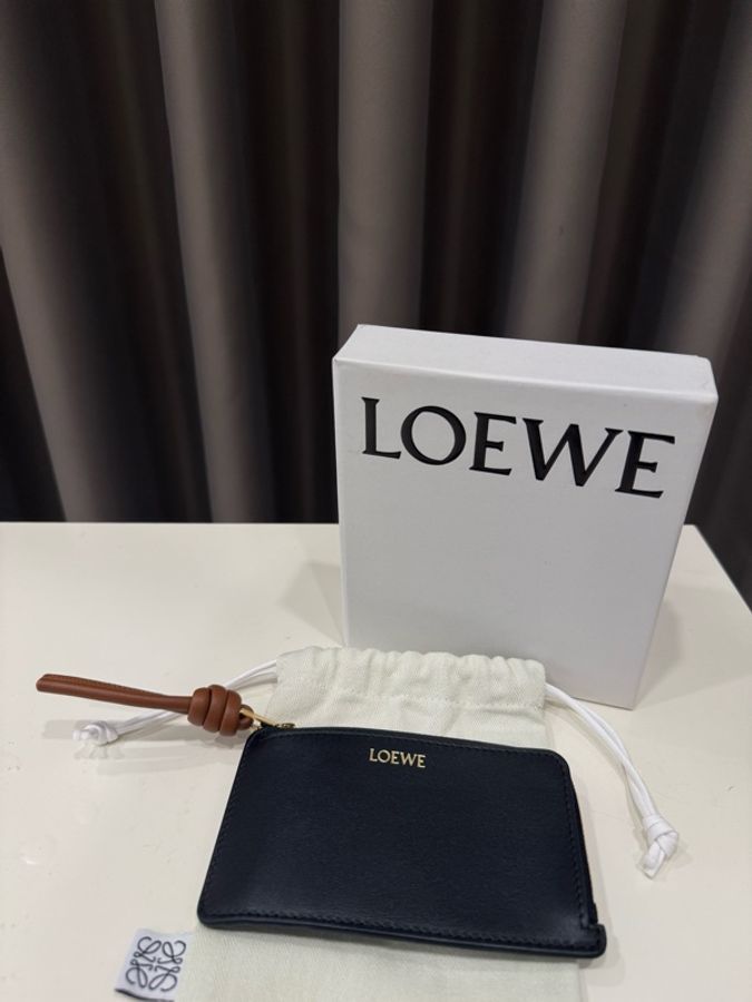 （全新閒置未用）Loewe羅威Pebble燙印金字logo四卡零錢包-9