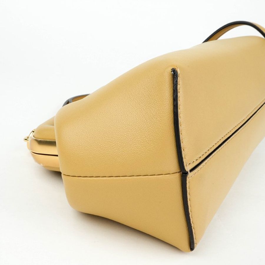 FENDI First Small Beige Nappa Leather Bag 米黃色小羊皮手拿肩背包｜標誌 F Logo 框架設計｜KÉSH 凱仕精品-32