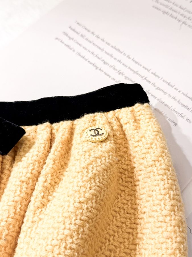 CHANEL 淡黃色tweed絲絨蝴蝶結短裙-3