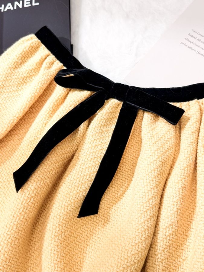 CHANEL 淡黃色tweed絲絨蝴蝶結短裙-4