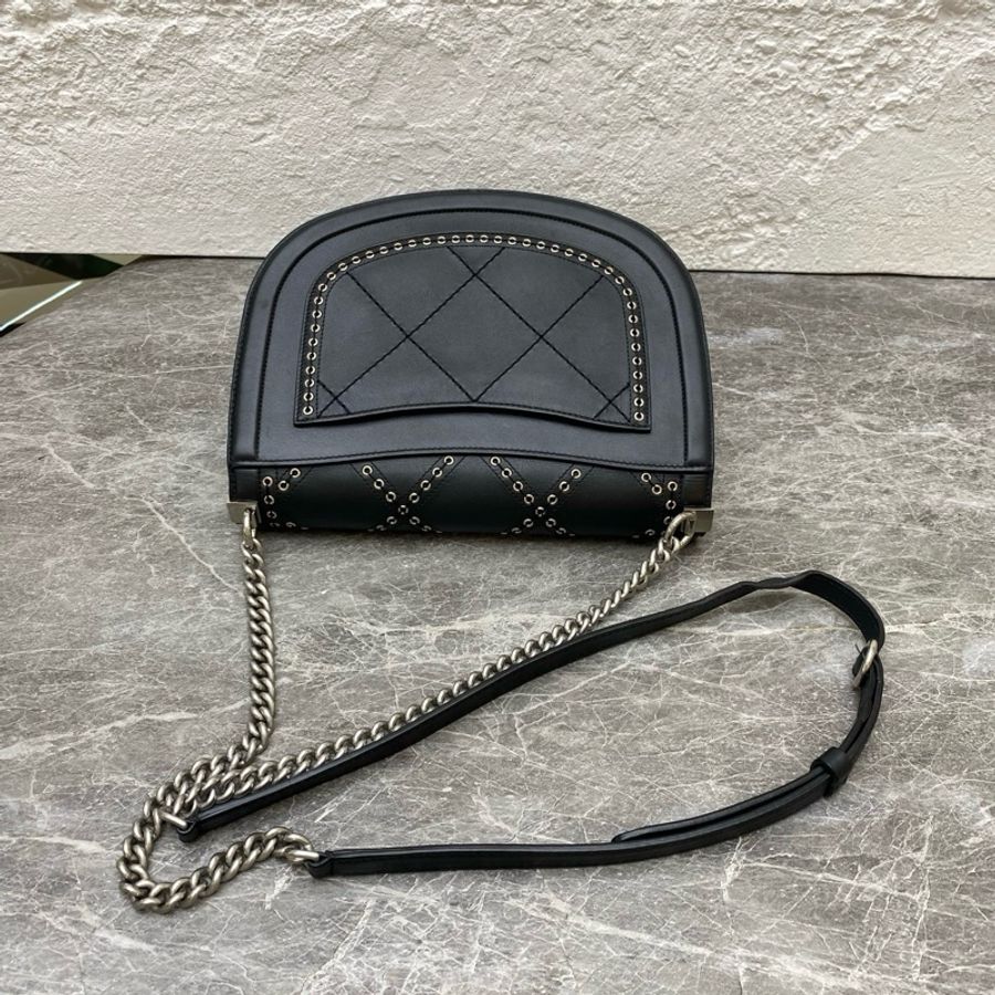 Chanel/香奈兒 馬鞍鉚釘牛皮經典菱紋格黑銀鏈條包斜背包-9