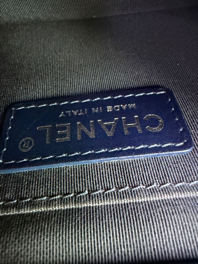 這款 CHANEL "CC Box Flap" 肩背包-7