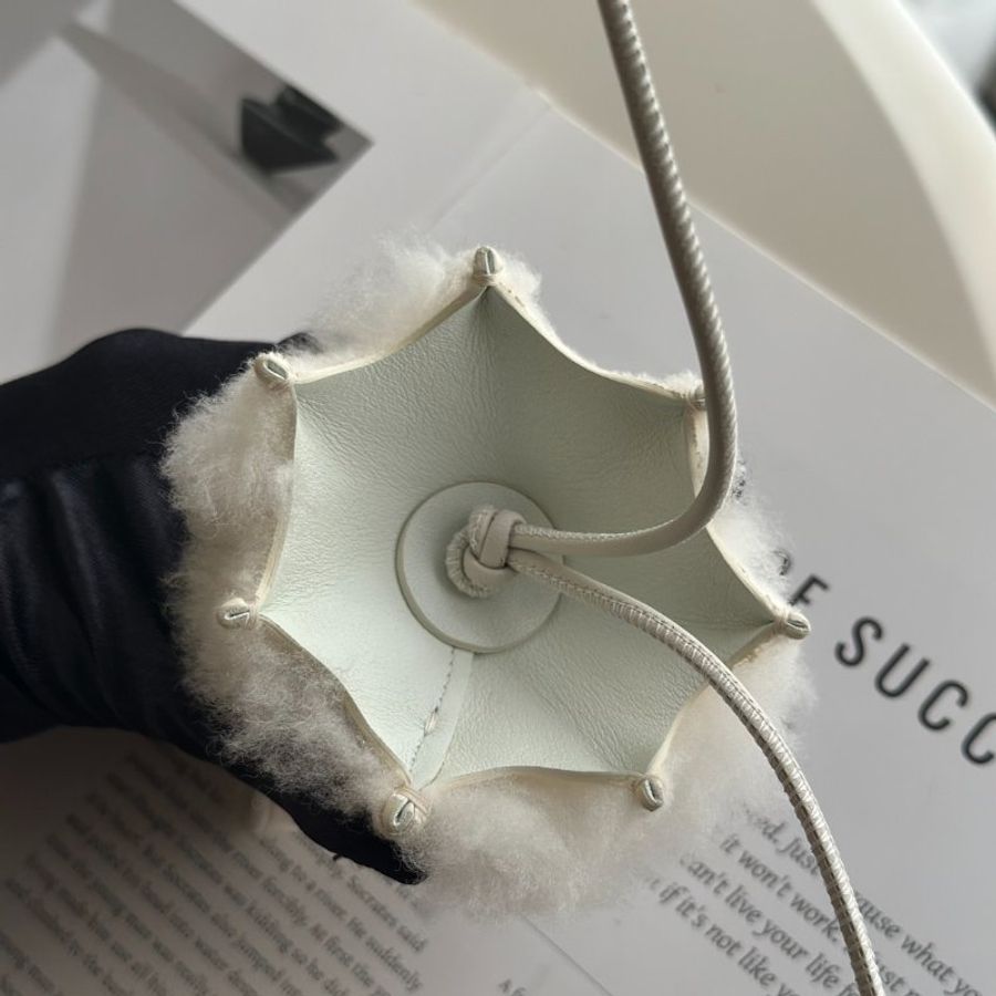 LOEWE 雪兔小精靈吊飾-3