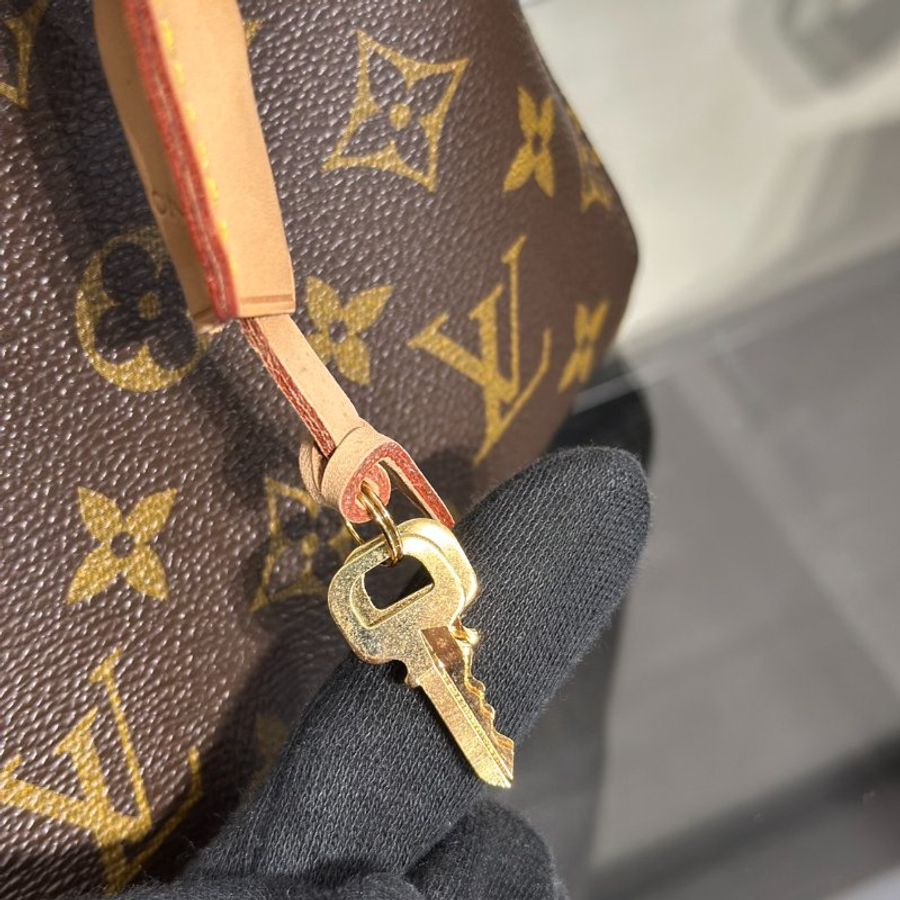 LOUIS VUITTON Montaigne BB-11