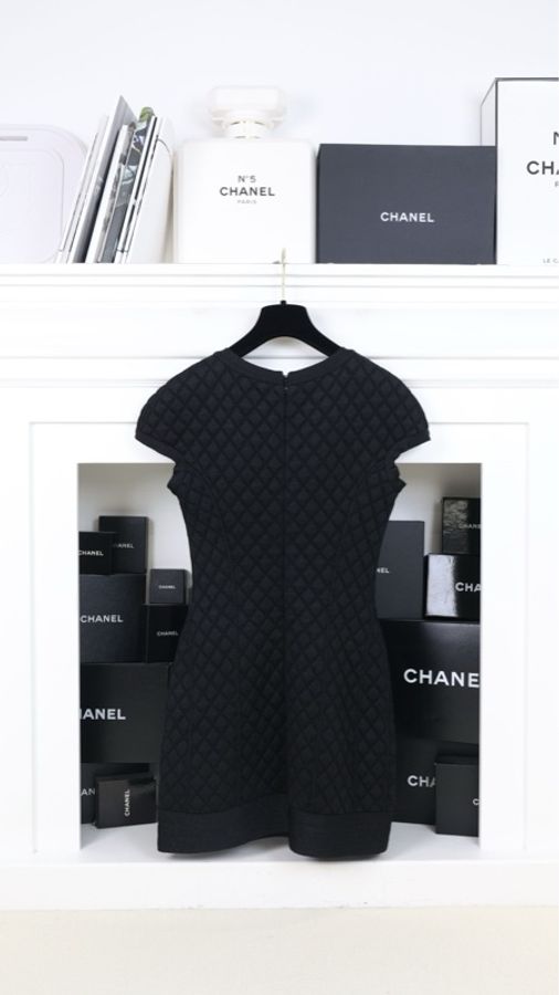 Chanel 13年秋冬高级系列黑色菱格纹无袖连衣裙-1