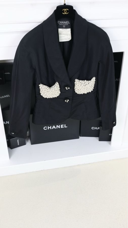 Chanel 90年秀款黑色翻领珍珠两口袋外套半裙套装FR38 24.5-13