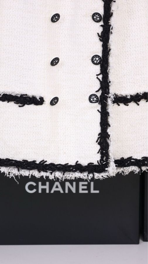 Chanel 09年春夏系列秀款黑白流苏滚边圆领两口袋外套半裙套装FR40 24/5-30