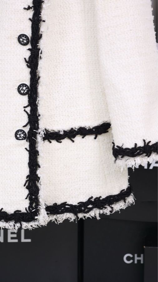 Chanel 09年春夏系列秀款黑白流苏滚边圆领两口袋外套半裙套装FR40 24/5-41