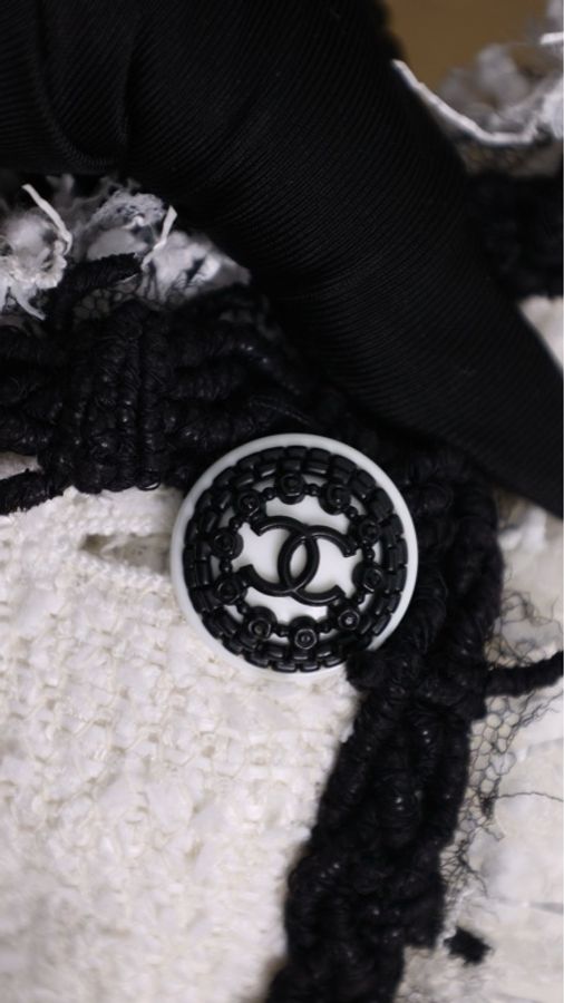 Chanel 09年春夏系列秀款黑白流苏滚边圆领两口袋外套半裙套装FR40 24/5-43