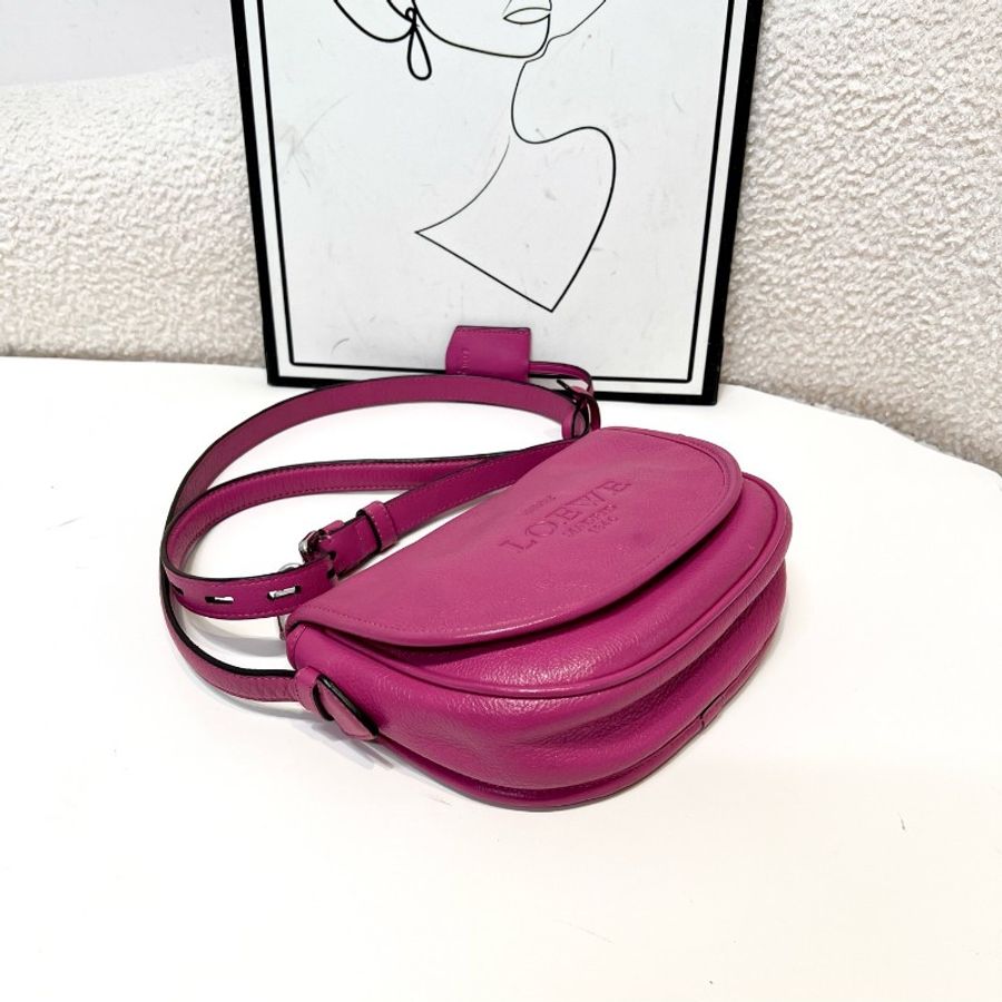 LOEWE 玫紅色皇冠半月斜挎包小號-2