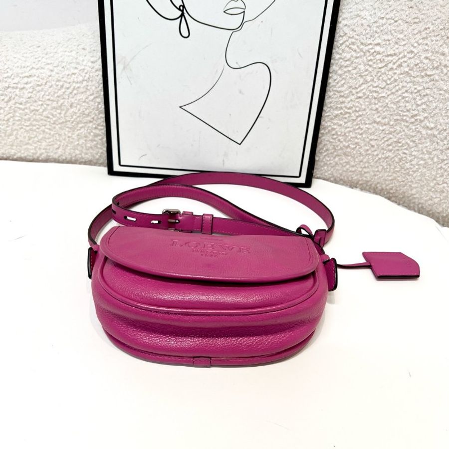 LOEWE 玫紅色皇冠半月斜挎包小號-3